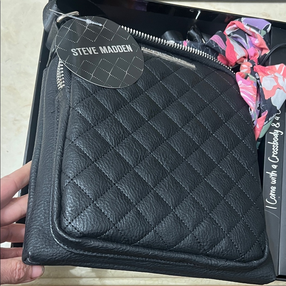 Steve Madden Black Quilted Messenger Bag Set - Picture 3 of 6